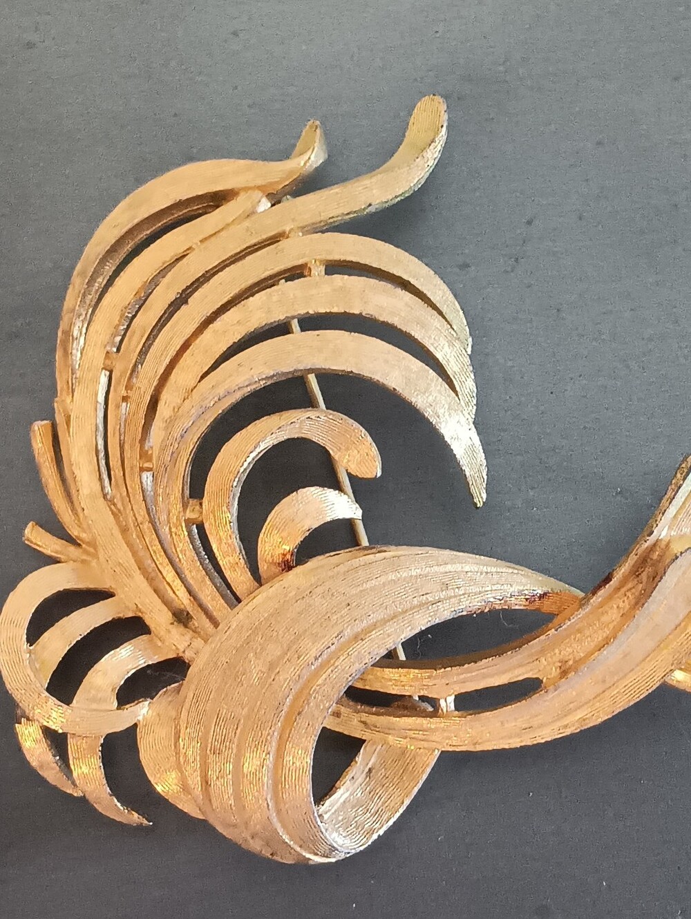 Brooch - Pin CROWN TRIFANI featherleaf motif gold feather